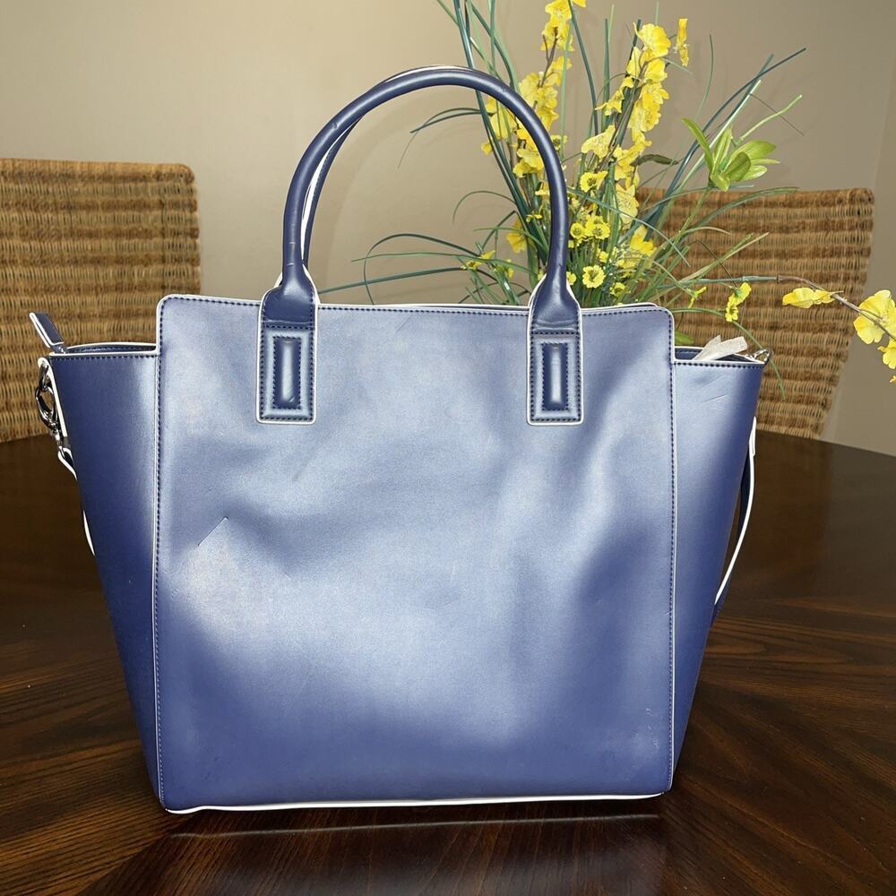 Vera Bradley BRAND NEW WITH TAGS Large Faux Leather Tote - Classic Navy​​​ - Picture 2 of 15